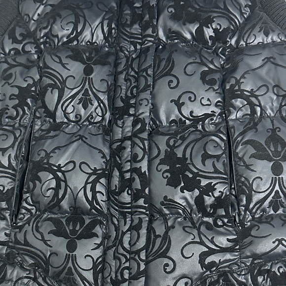 Daytrip Black Floral Women's Vest with Fur Trim - Picture 12 of 12